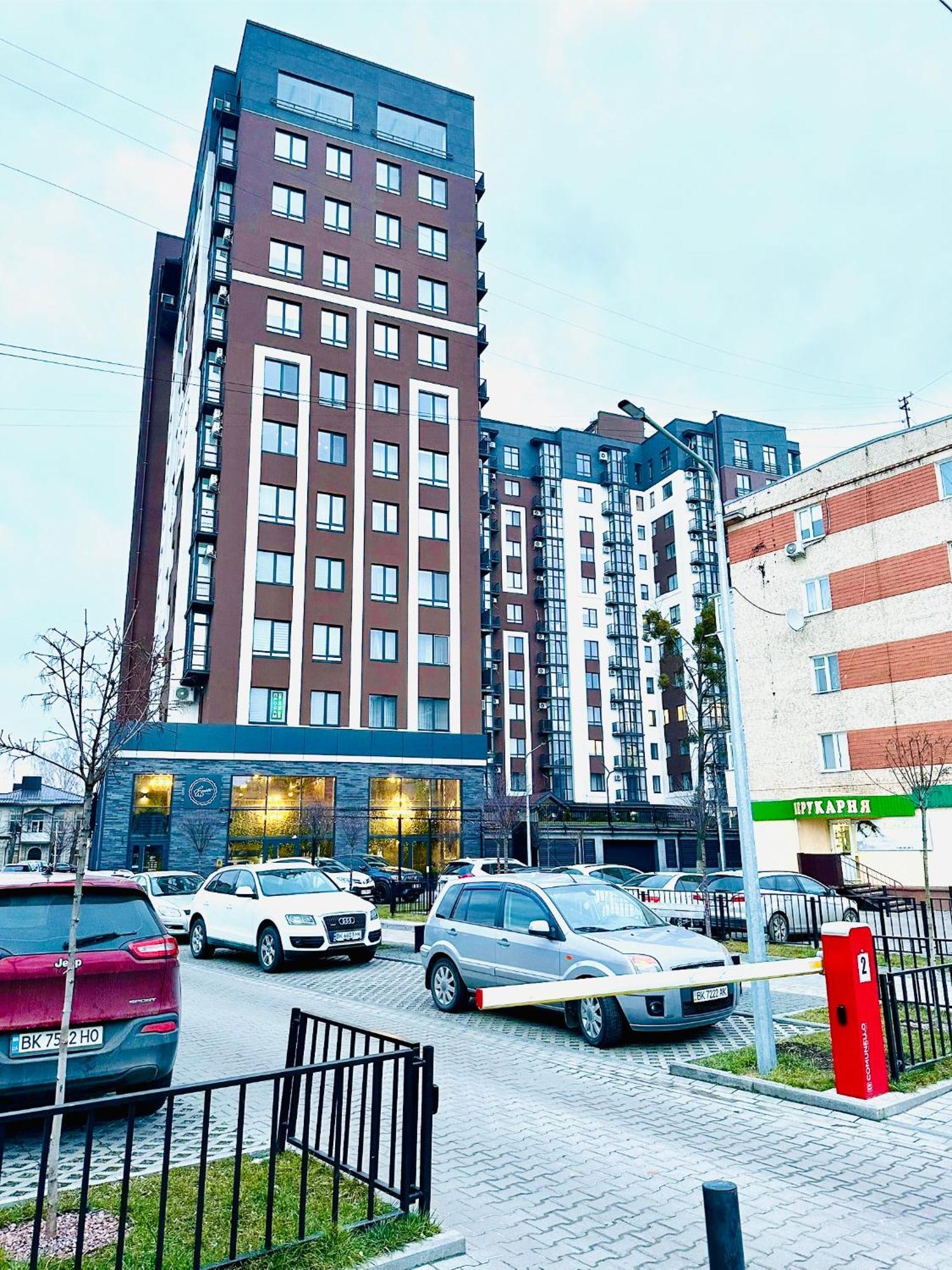 Modern Apartments With A Coffee Machine In The City Center, A View Of The City Ровно Экстерьер фото
