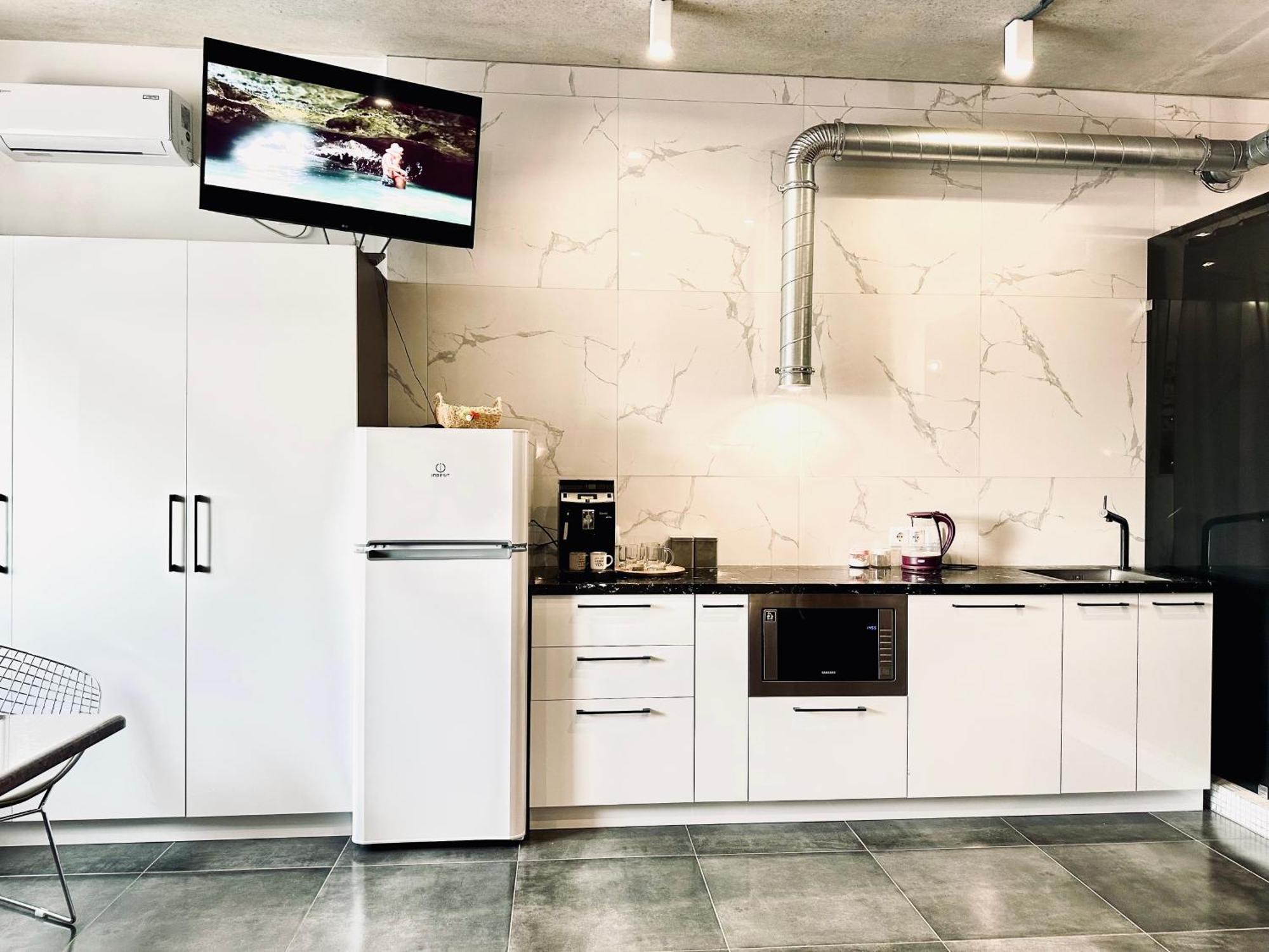 Modern Apartments With A Coffee Machine In The City Center, A View Of The City Ровно Экстерьер фото
